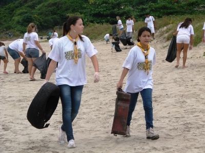 Voluntários recolhendo o lixo da praia