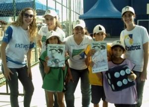 Voluntárias, estudantes da Universidade do Vale de Itajaí (UNIVALI) no evento "Comunidade Verde: Educando para Preservar" no último dia 27 Voluntárias, estudantes da Universidade do Vale de Itajaí (UNIVALI) no evento "Comunidade Verde: Educando para Preservar" no último dia 27