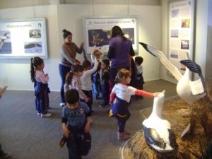 Crianças visitando a exposição