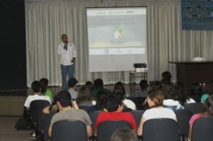 Dimas Gianuca realizando palestra Dimas Gianuca realizando palestra