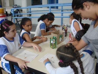 Crianças colorindo desenhos do Projeto Albatroz