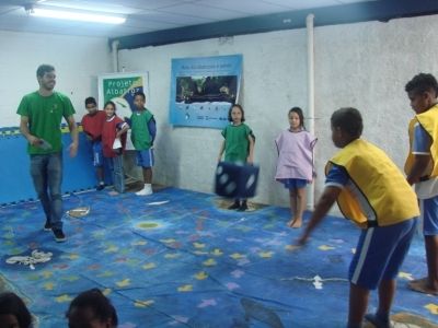 Voluntário acompanhando alunos da Escola Bernal durante partida do Jogo "A Grande Viagem do Albatroz"