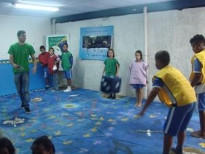 Voluntário acompanhando alunos da Escola Bernal durante partida do Jogo "A Grande Viagem do Albatroz" Voluntário acompanhando alunos da Escola Bernal durante partida do Jogo "A Grande Viagem do Albatroz"