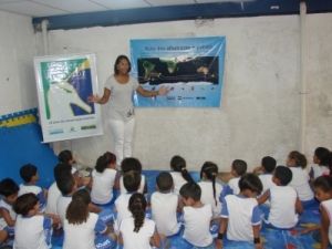 Voluntária do Projeto explicando como é a Rota dos Albatrozes Voluntária do Projeto explicando como é a Rota dos Albatrozes