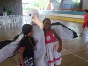 Crianças posando para foto com voluntário fantasiado de albatroz durante Dia da Ave, no ano passado no SESC Bertioga Crianças posando para foto com voluntário fantasiado de albatroz durante Dia da Ave, no ano passado no SESC Bertioga
