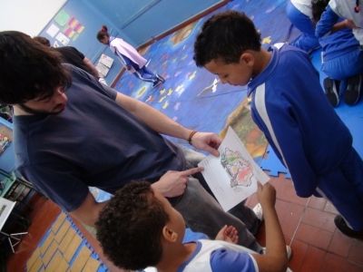 Rafael Monteiro, voluntário do Projeto, auxiliando nas atividades com alunos da escola Martins Fontes
