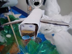 Detalhe de albatroz se alimento na maquete da escola Barão