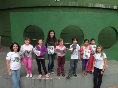 Crianças com HQs do Projeto Albatroz