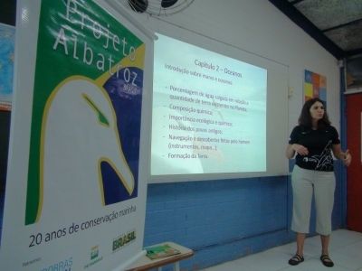 Maria Claudia Kohler, coordenadora de Educação Ambiental do Projeto Albatroz em capacitação de professores