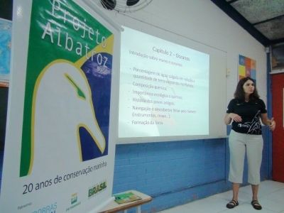 Maria Claudia Kohler, coordenadora de Educação Ambiental e Voluntariado do Projeto Albatroz, durante palestra