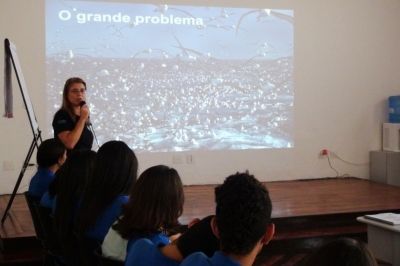 Tatiana Neves, coordenadora geral do Projeto, realizando palestra para alunos do programa Jovem Aprendiz da Petrobras