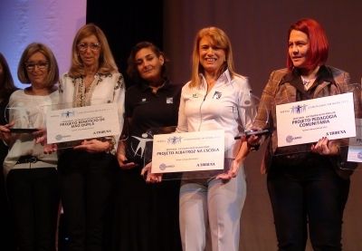 Tatiana Neves, do Projeto Albatroz e Cynthia Ranieri, uma das desenvolvedoras do Albatroz na Escola junto aos vencedores do Prêmio