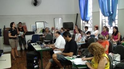 Equipe de Educação Ambiental do Projeto Albatroz orienta professores na UME Lourdes Ortiz, em Santos (SP)