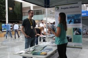 Equipe do Projeto Albatroz explicando sobre os trabalhos realizados em prol da conservação de albatrozes e petréis