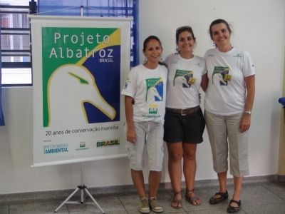 Érica Stange Santos, voluntária do Projeto Albatroz; Cynthia Ranieri, assistente de comunicação; Maria Claudia Kohler, coordenadora de Educação Ambiental