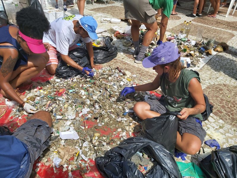 Projeto Albatroz participa de mutirão de limpeza que coletou mais de 260 kg de resíduos em Santos (SP)