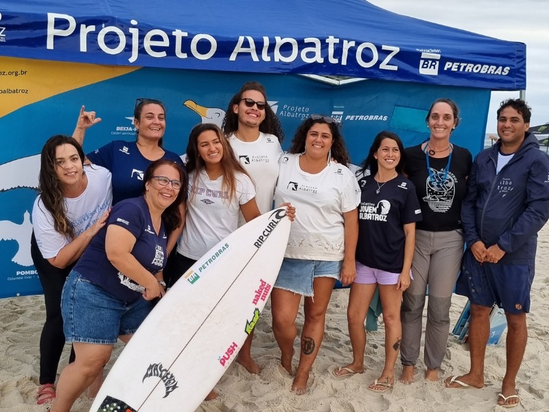 Projeto Albatroz marca presença na etapa Saquarema da Liga Mundial de Surfe para sensibilizar público sobre conservação marinha