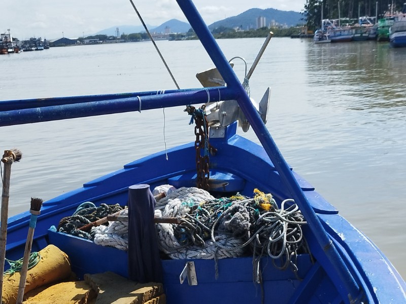 Educação ambiental com pescadores em Itajaí (SC) resulta em sensibilização e recolhimento de redes fantasmas